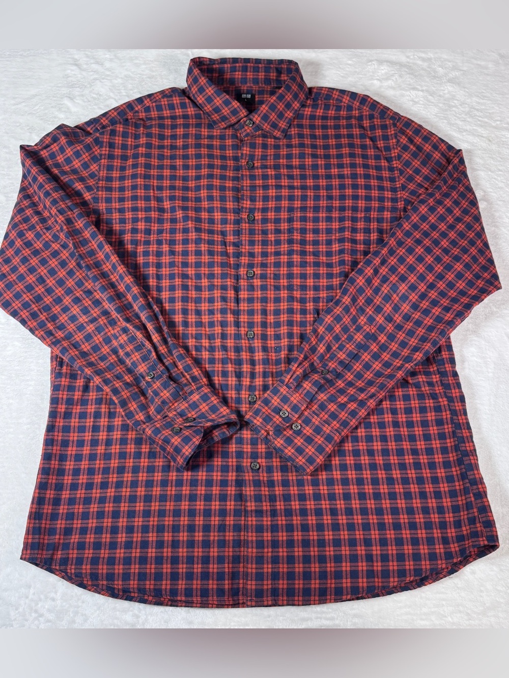 Uniqlo Men’s Large Red Navy Plaid Flannel Long Sleeve Button Down Shirt